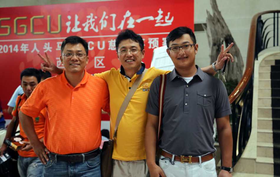 球员在比赛中优雅挥杆，身姿与远方的绿野蓝天构成一幅充满动感的画卷。