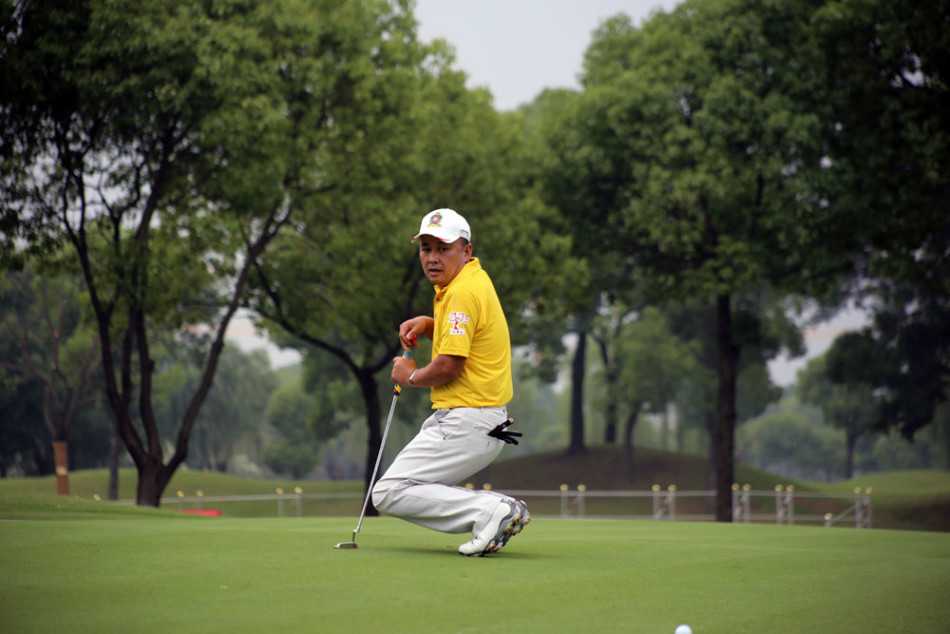 绿茵善缘:沪上高球爱心联盟慈善赛纪实 慈善晚宴上爱心涌动,嘉宾们举杯共庆,温暖的光线下洋溢着奉献与分享的喜悦。