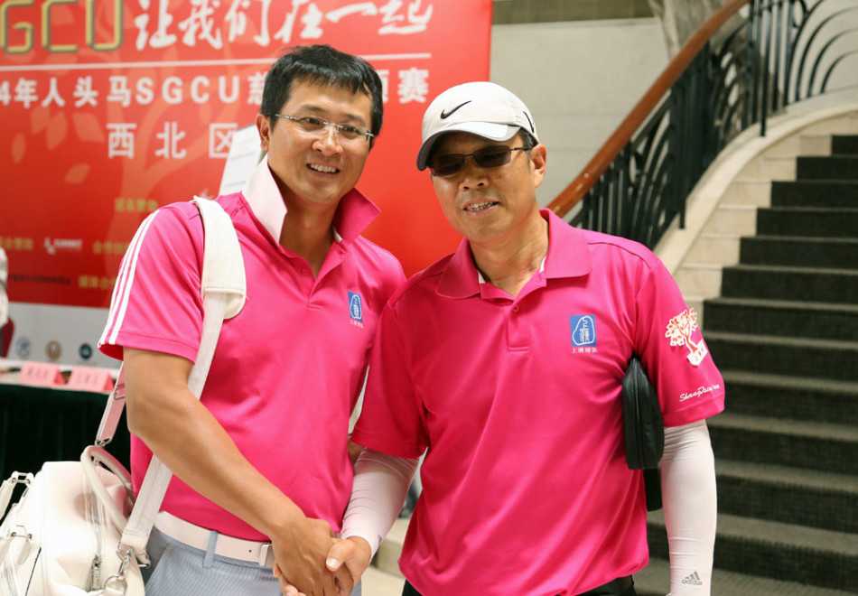 绿茵善缘:沪上高球爱心联盟慈善赛纪实 几位好友在第十八洞果岭旁并肩而立,夕阳为他们披上金色的轮廓,笑容里满是尽兴而归的畅快。