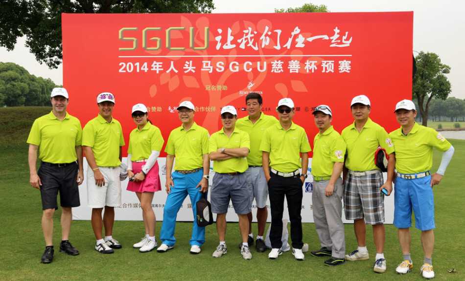 一支球队的全体成员手持奖杯开怀大笑，在夕阳下拉出长长的影子，这是团队荣誉与友谊的双重见证。