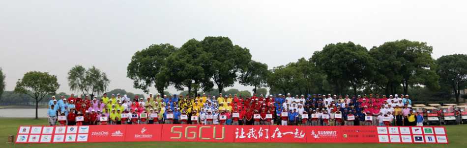 绿茵善缘:沪上高球爱心联盟慈善赛纪实 大合影中上百张笑脸汇聚成爱的海洋,背景的赛事横幅如同一条纽带,串联起所有人的公益之心。