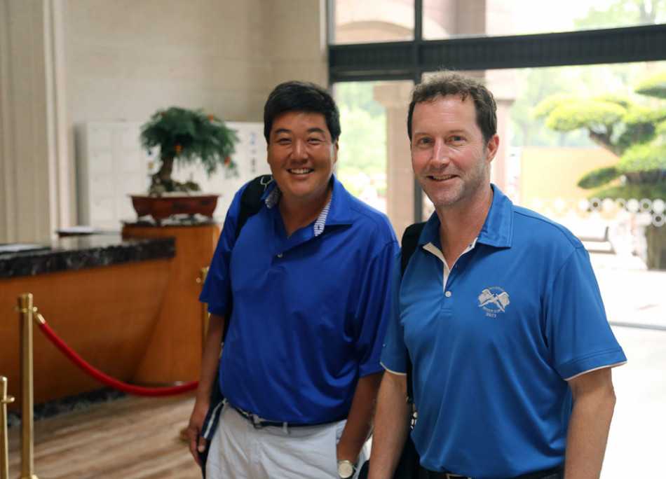 绿茵善缘:沪上高球爱心联盟慈善赛纪实 晚宴现场灯光璀璨,爱心拍卖环节紧张而热烈,每一次举牌都是一次爱心的接力。