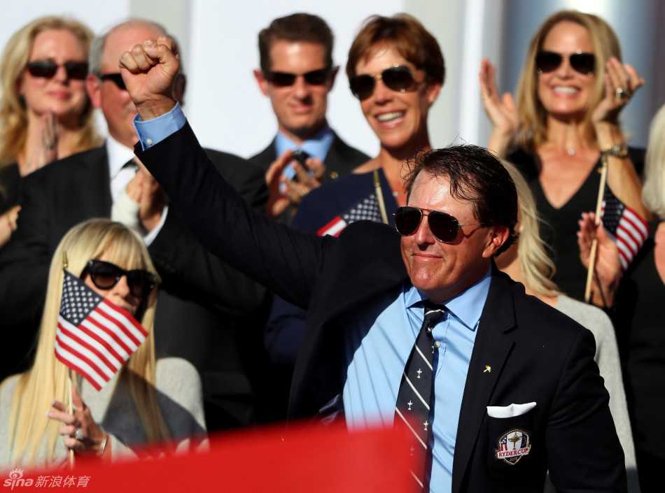 金熊尼克劳斯在帕尔默追悼会上致辞，神情悲戚，眼中含泪，向一生挚友作最后告别。