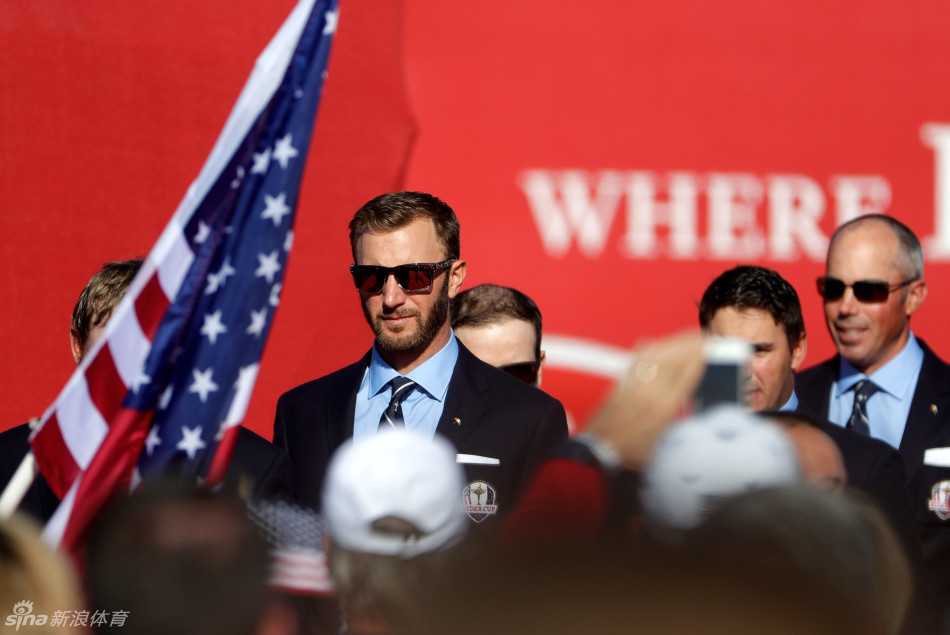 美国队副队长老虎伍兹在练习轮中与队员并肩而行，神情专注，为团队出谋划策。