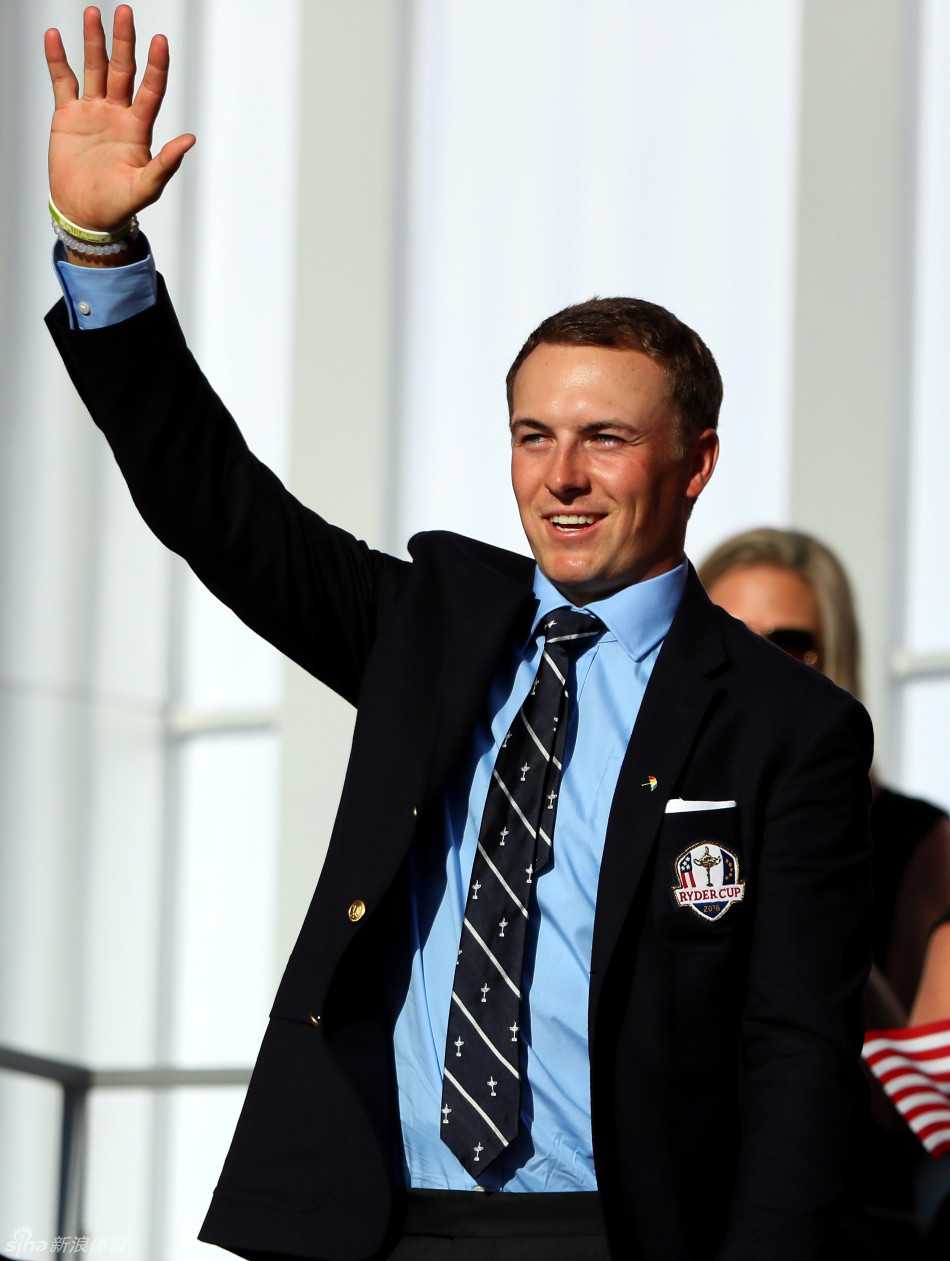 美国队长戴维斯·拉夫三世在新闻发布会上发言，神情坚定，身后是莱德杯标志与星条旗。