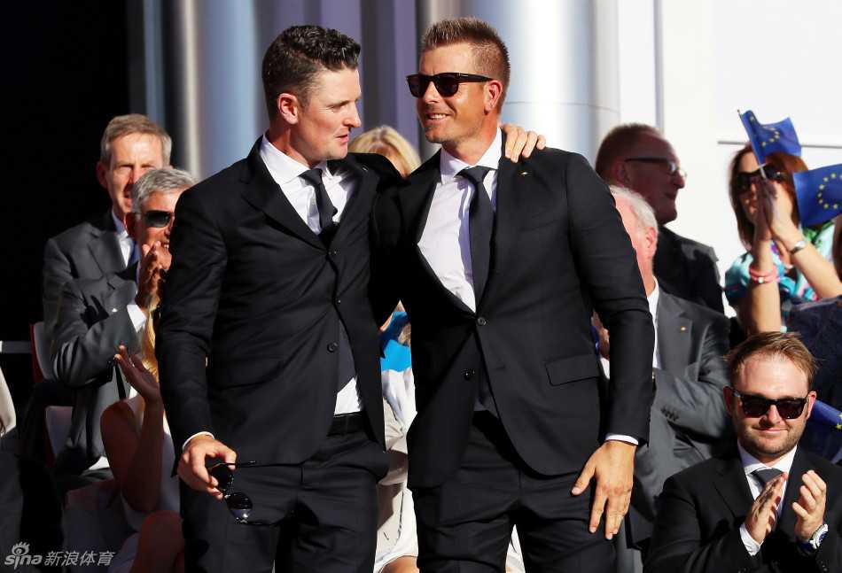 莱德杯比赛现场，美国队与欧洲队队员在果岭上并肩行走，气氛紧张而激烈，观众席上山呼海啸。