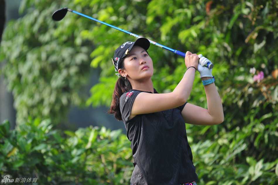 绿茵场上的巾帼较量与优雅瞬间 中国新星林希妤在蓝湾大师赛开球,身姿挺拔,目光坚定地望向前方球道