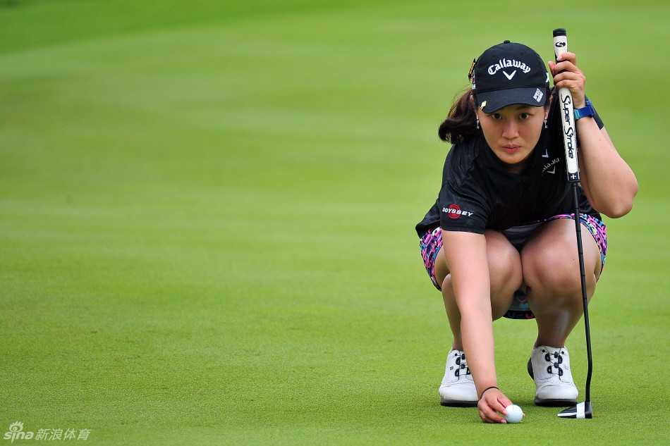 绿茵场上的巾帼较量与优雅瞬间 球员在果岭旁单膝跪地,全神贯注地阅读果岭起伏与草纹走向