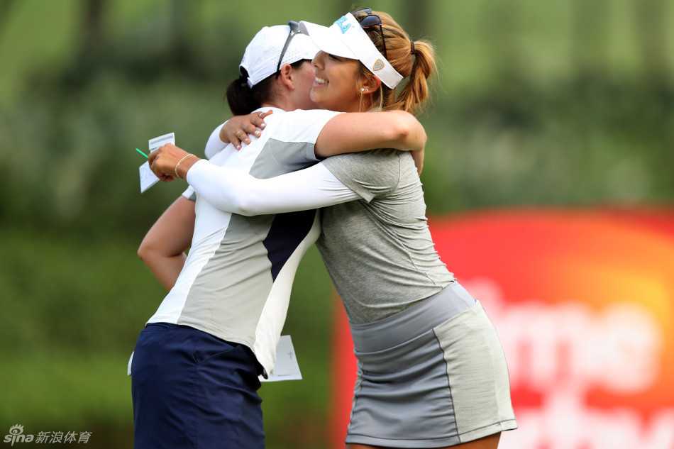 绿茵场上的巾帼较量与优雅瞬间 美国球员艾莉森·李在比赛中与对手友好拥抱,展现体育精神与友谊