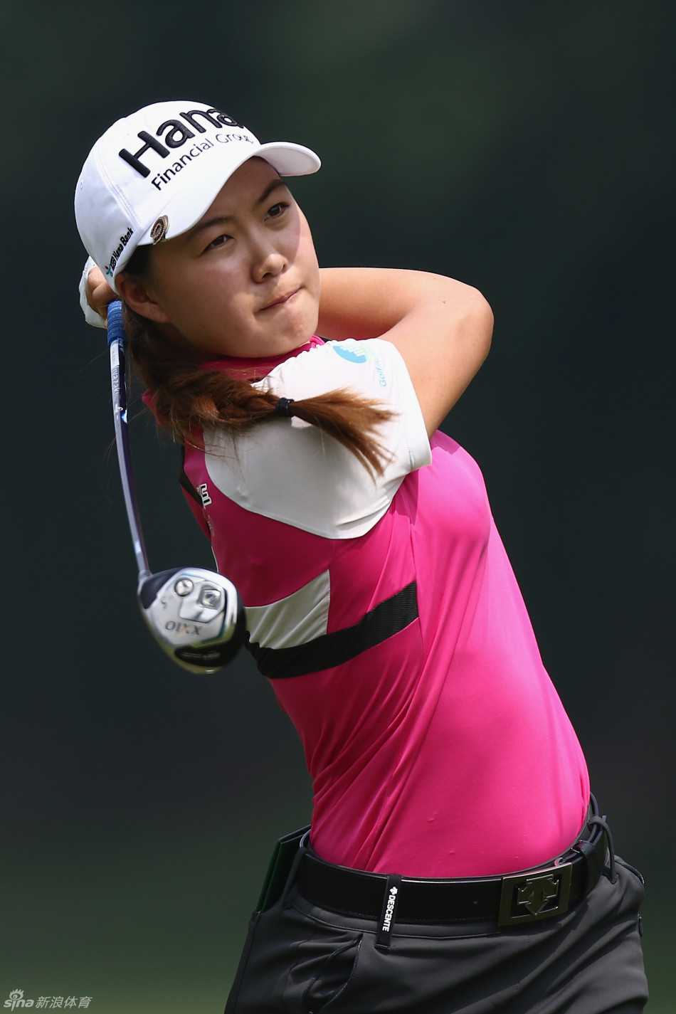 绿茵场上的巾帼较量与优雅瞬间 球员完成一记标准而有力的挥杆击球,动作协调完美,充满力量感