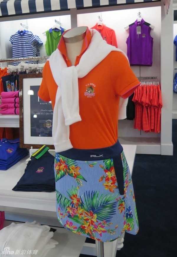 一位女士穿着利落合身的高尔夫运动短裙，在绿意盎然的球场边自信行走，展现了现代高尔夫服饰融合功能与时尚的动感之美