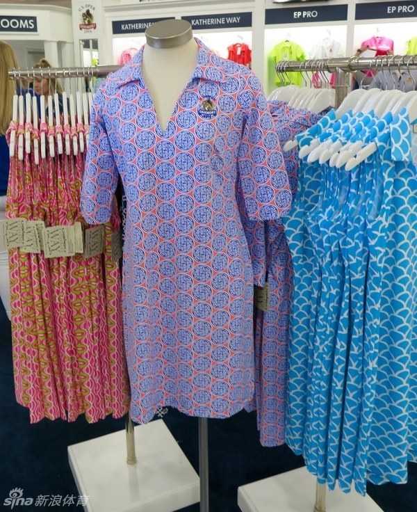 一件手工制作的复古高尔夫主题玻璃杯，晶莹剔透的杯身内嵌着精致的高尔夫球与球杆造型，在光线下折射出迷人的光彩，尽显匠心工艺