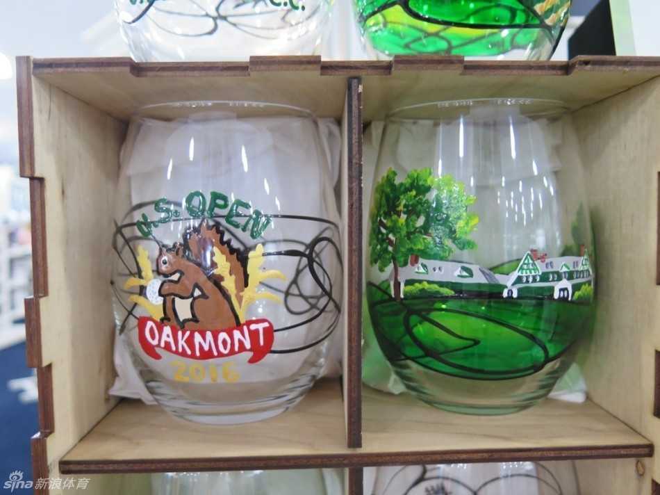 一个造型别致的高尔夫球杆主题金属开瓶器，设计精巧，将运动器械的形态巧妙融入日常生活工具之中，充满趣味与实用性