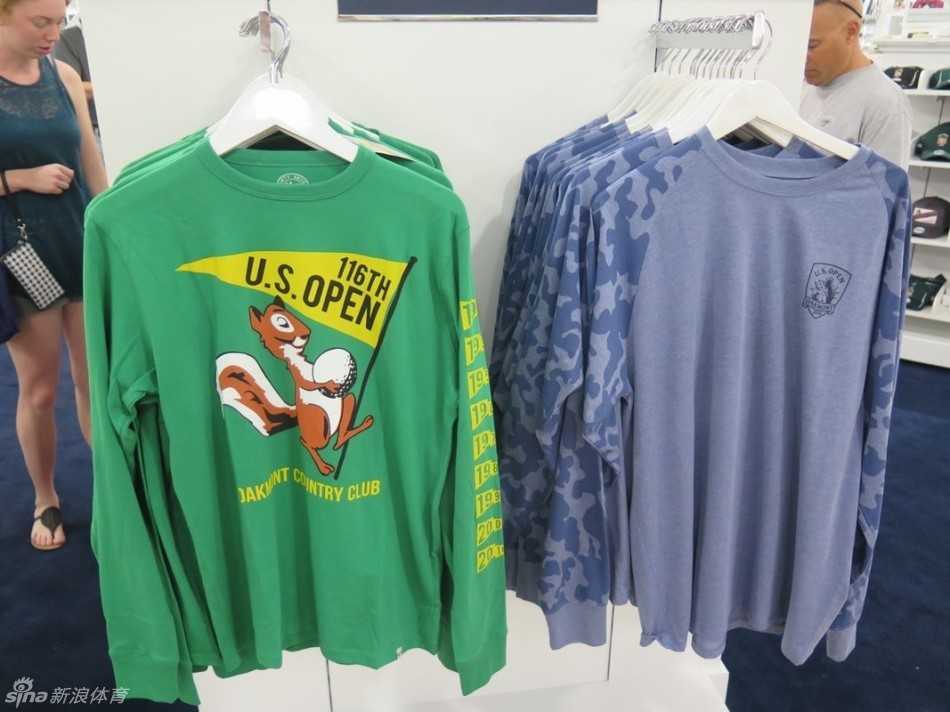 一只可爱的奥克芒俱乐部主题毛绒小熊，戴着经典的帽子，摆出挥杆的姿势，圆润憨厚的造型瞬间融化人心