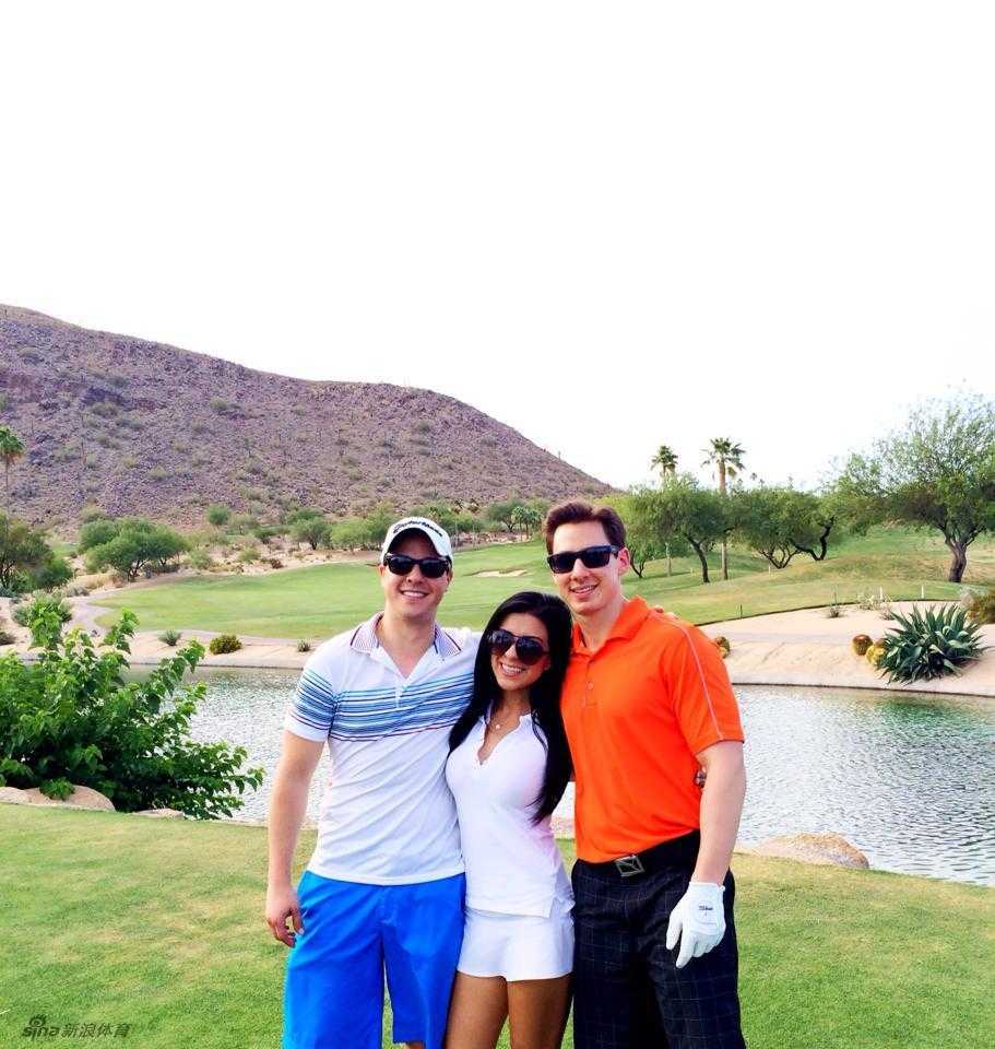 绿茵场上的智慧与风景记高尔夫球童的多元角色 一位女球童与客人在刚刚完成推杆的果岭上愉快合影,记录下共享运动乐趣的美好瞬间。