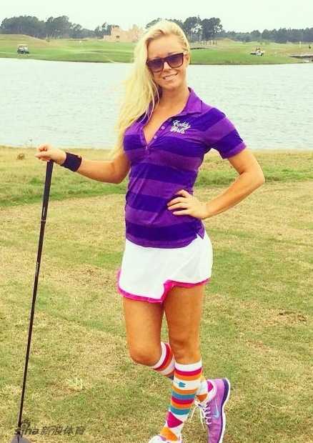 绿茵场上的智慧与风景记高尔夫球童的多元角色 蓝天白云下,一位女球童在果岭边屈膝,专注地为客人指示推击线路,姿态专业而优雅。