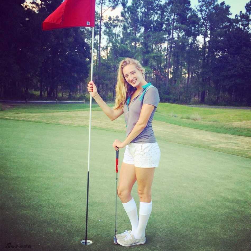 绿草如茵的练习场上，两位女球童正在专注地进行挥杆训练，动作标准而充满力量感。