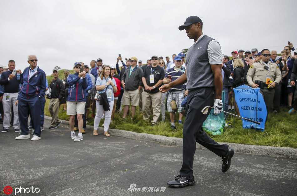 伍兹在第十四洞推进关键长推保帕后，振臂欢呼，激情四射