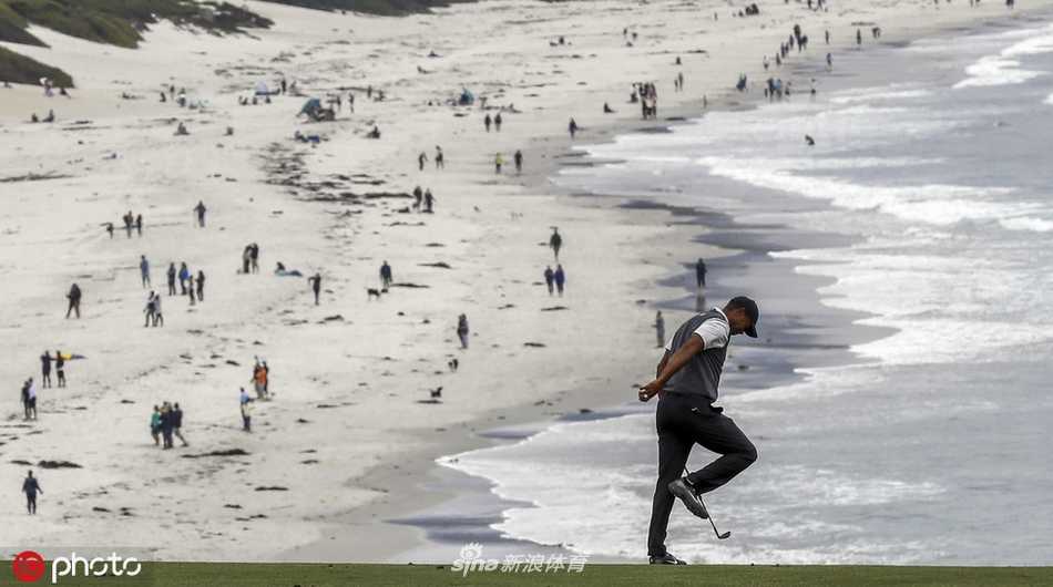 伍兹在球道上冷静观察风向，准备进行关键的铁杆攻击