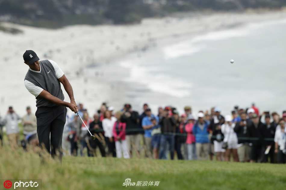 伍兹完成一轮比赛后，微笑着与观众致意，享受球迷的掌声