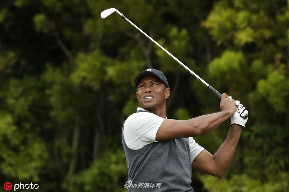 经典镜头：伍兹迎着海风完成收杆动作，目光追随着小球飞行的轨迹