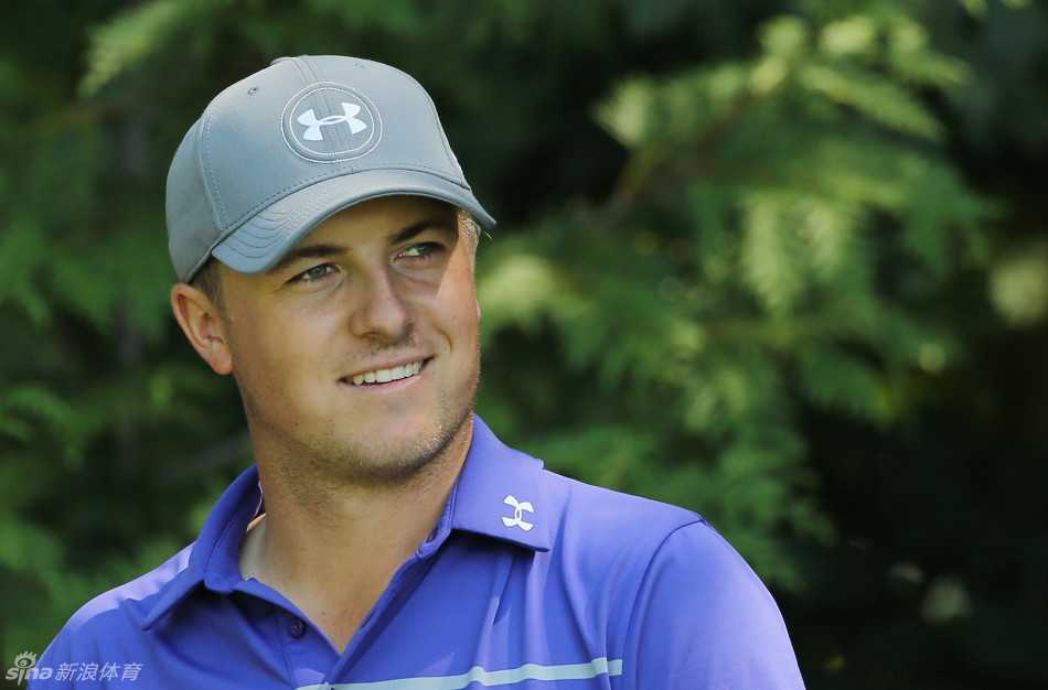 绿茵场上的笑容与专注:高尔夫球星赛前百态 里奇·福勒站在发球台上,正全神贯注地进行开球练习,动作流畅而有力。