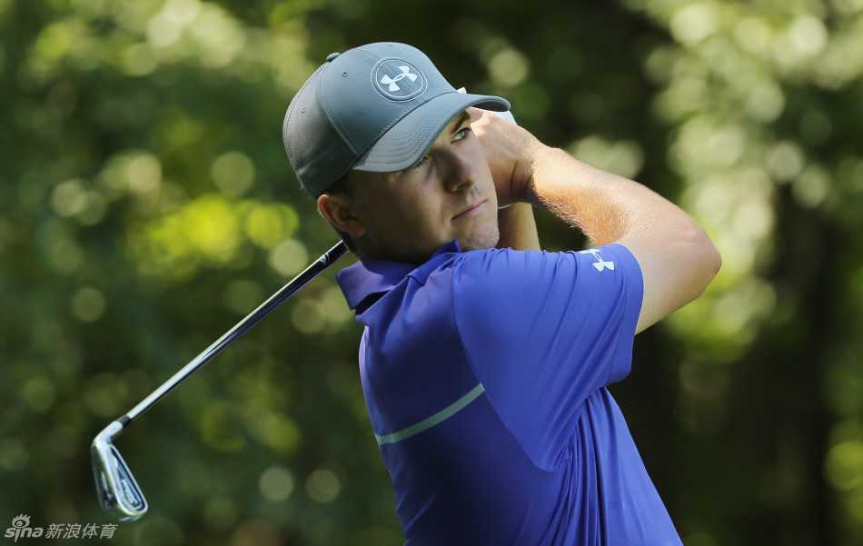 绿茵场上的笑容与专注:高尔夫球星赛前百态 新任球王乔丹·斯皮思在练习中目送自己击出的球飞向远方,表情专注而充满期待。