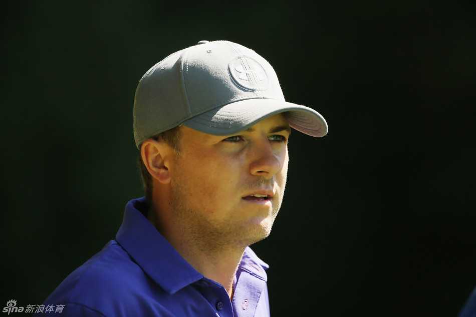 绿茵场上的笑容与专注:高尔夫球星赛前百态 奥运金牌得主贾斯汀·罗斯在练习果岭上仔细推杆,眼神锐利地观察球的滚动路线。