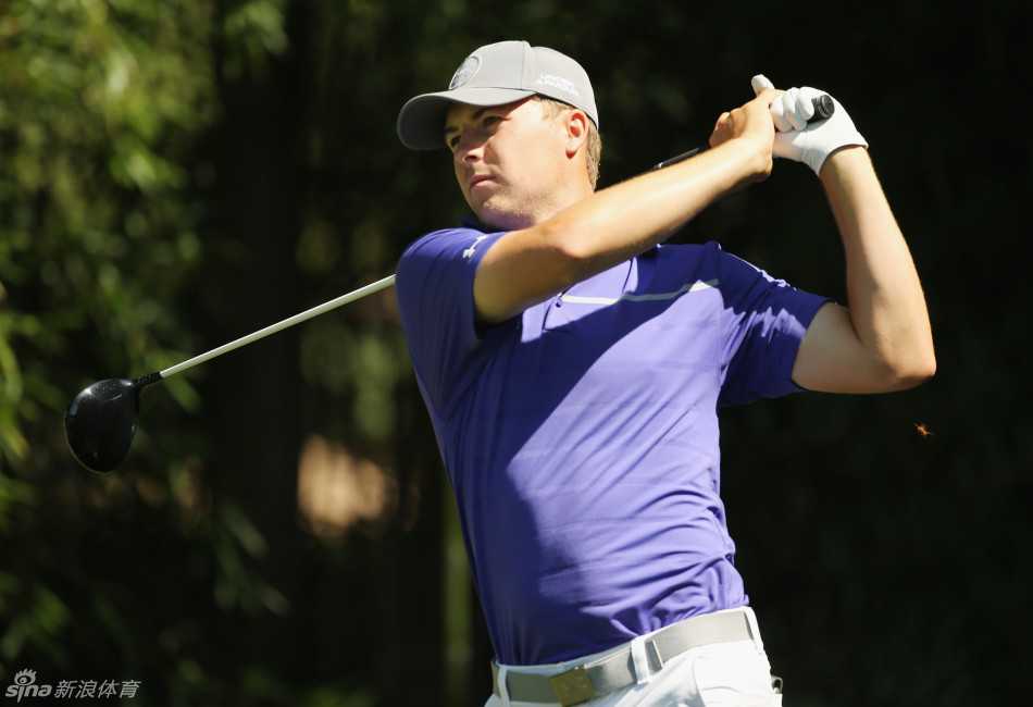 绿茵场上的笑容与专注:高尔夫球星赛前百态 比利·霍雪尔背着球包独自走在空旷的球道上,仿佛在享受比赛前片刻的宁静与孤独。