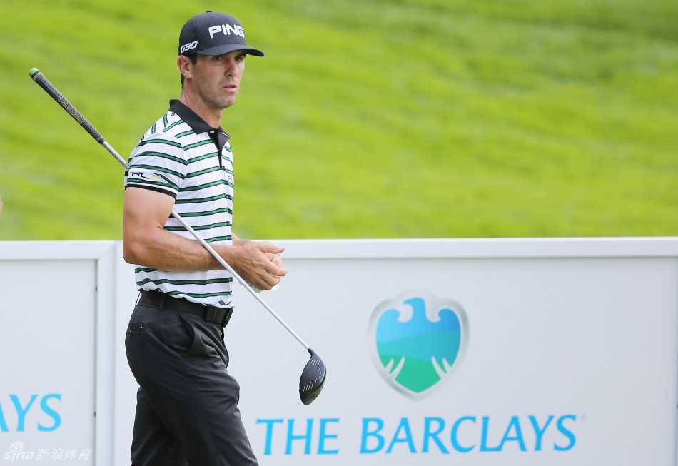 绿茵场上的笑容与专注:高尔夫球星赛前百态 贾斯汀·罗斯在长草区练习救球,展现出应对复杂球位的精湛技巧。