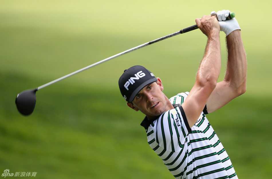 绿茵场上的笑容与专注:高尔夫球星赛前百态 里奇·福勒在球场练习切杆,身体姿态协调稳定,目光紧锁落球点。