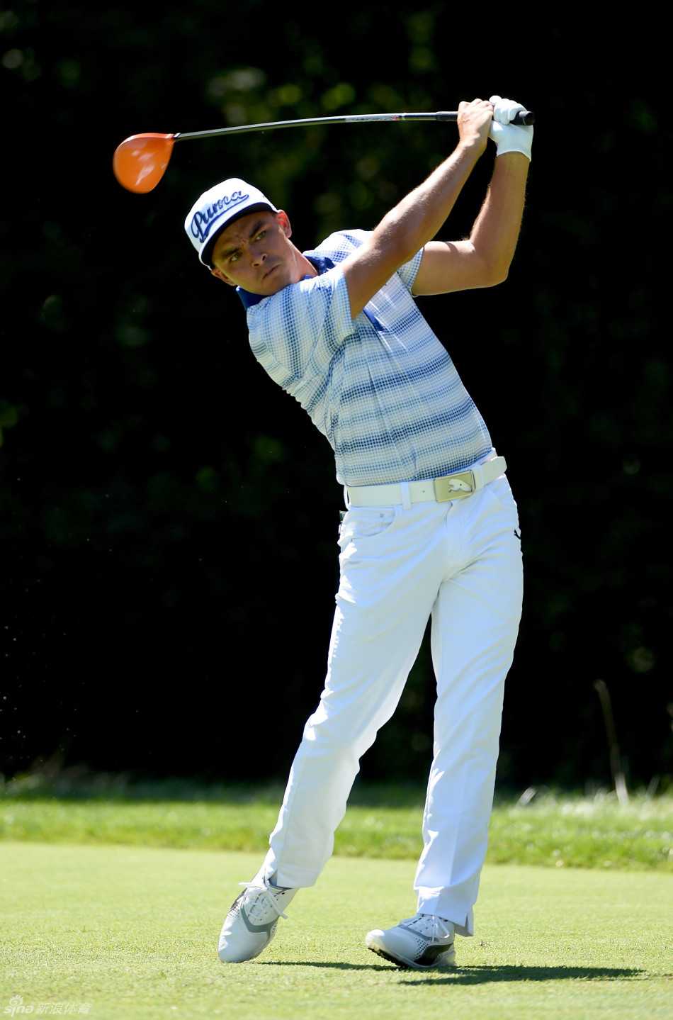 绿茵场上的笑容与专注:高尔夫球星赛前百态 乔丹·斯皮思完成一次漂亮的挥杆,动作一气呵成,充满力量与美感。