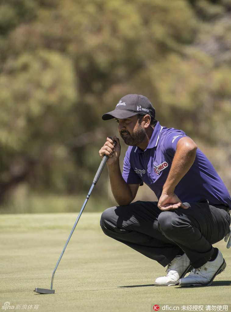 托德·辛诺特在罗斯巴德乡村俱乐部的果岭边凝神观察，海风吹拂着他的衣角，他正在为关键一推计算线路与力度。
