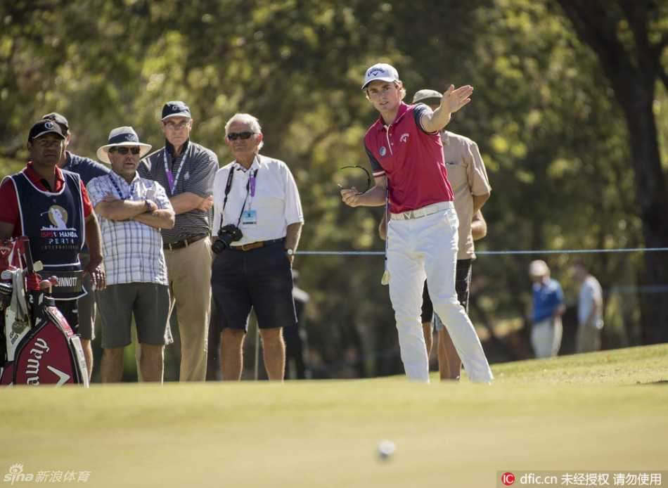 皮特·尤莱在球道上轻松谈笑，自信满满，仿佛一切尽在掌握，展现出领跑者特有的从容气场。