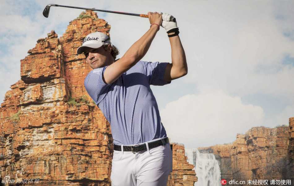 路易·乌修仁在沙坑中救球，沙粒飞扬，他专注的神情预示着这位大满贯冠军即将展开反击。