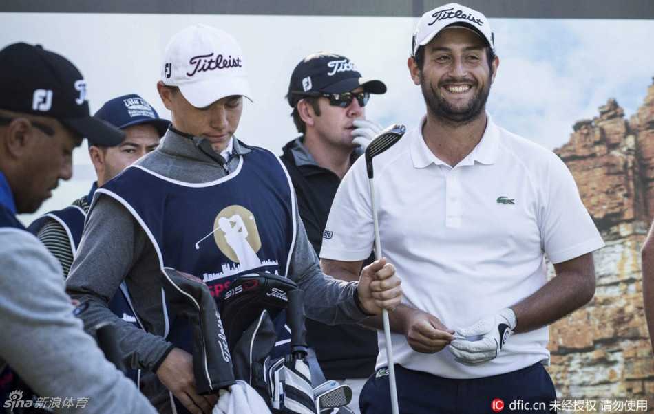 法国球星亚历山大·列维漫步于罗斯巴德球场经典的林克斯球道中，与球童相视而笑，享受着海滨高尔夫的真谛。