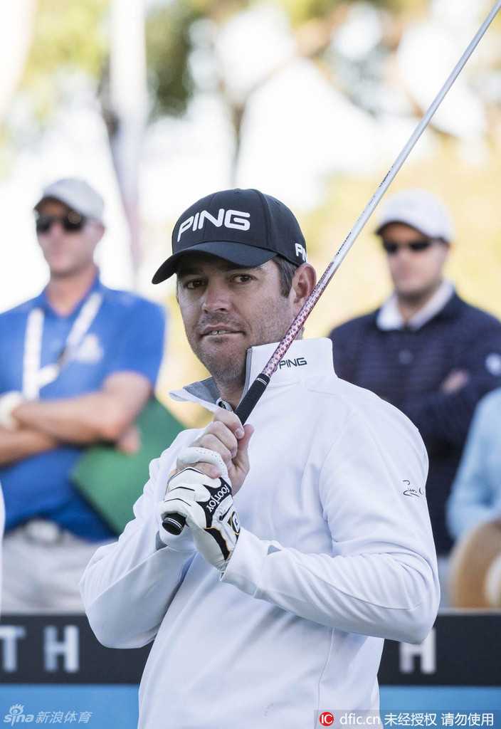 布雷特·拉姆福德以一记干净利落的铁杆将球攻向果岭，小球在澳洲蔚蓝的天空下划出一道优美的弧线，直指旗杆。