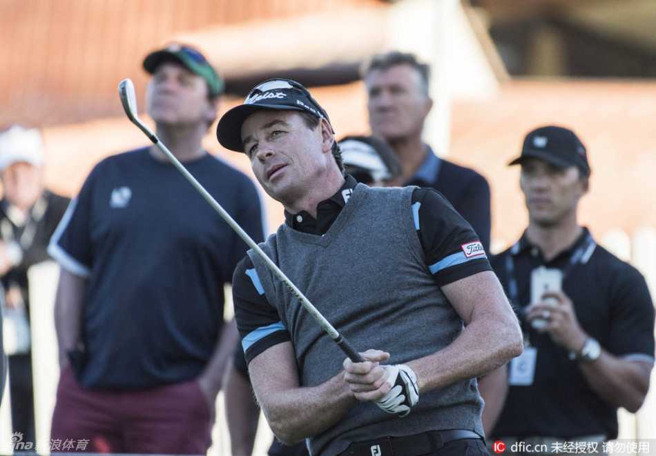 卫冕冠军托比约·奥利森在练习果岭上反复推击，他的表情严肃，正全力以赴地调整状态以捍卫荣誉。