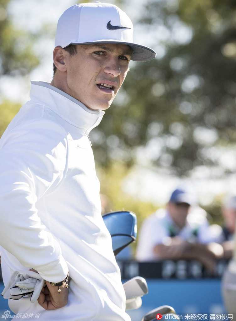 夕阳余晖洒在罗斯巴德乡村俱乐部的第18洞果岭上，一位球童正为明日之战悉心修整球洞，静谧中孕育着新一轮的激烈搏杀。