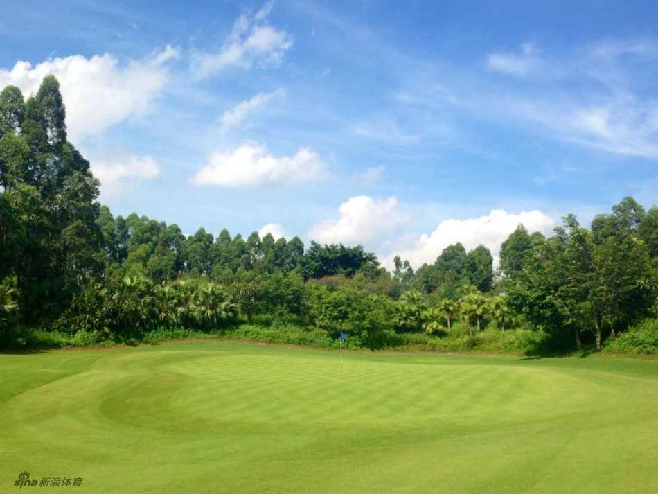 心形果岭如绿宝石雕刻的艺术品，旗杆如项链坠饰点缀中央