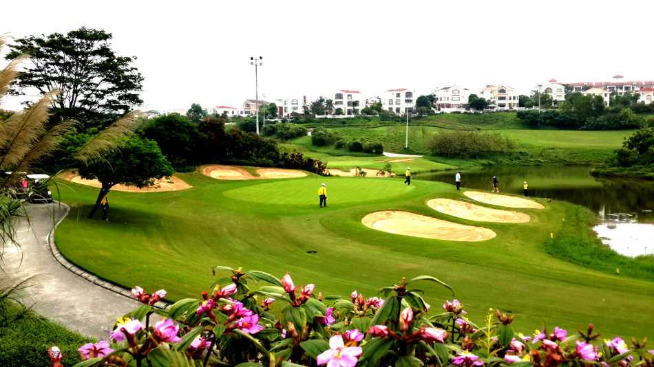 梦幻果岭如星空棋盘，发球台灯光如钻石项链点缀夜色