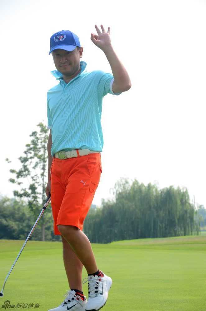 绿茵之上 挥杆之间的友谊与挑战 高尔夫球手全神贯注地阅读果岭,他微微屈身,目光如炬,正在评估草纹坡度与推击线路,决胜时刻的空气仿佛已然凝固。