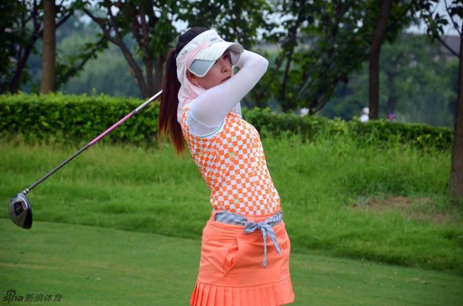 绿茵之上 挥杆之间的友谊与挑战 比赛或活动结束后,球员与朋友们在美丽的夕阳下并肩而立,以球场为背景合影留念,记录下这个充满汗水、欢笑与友谊的珍贵日子。