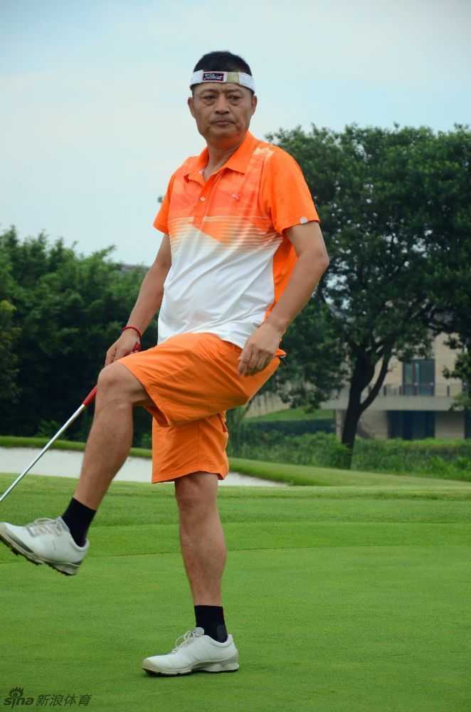 绿茵之上 挥杆之间的友谊与挑战 一位球员在成功推杆进洞后,兴奋地举起右手做出标志性的OK手势,脸上洋溢着纯粹的笑容,尽情享受征服挑战后的瞬间喜悦。