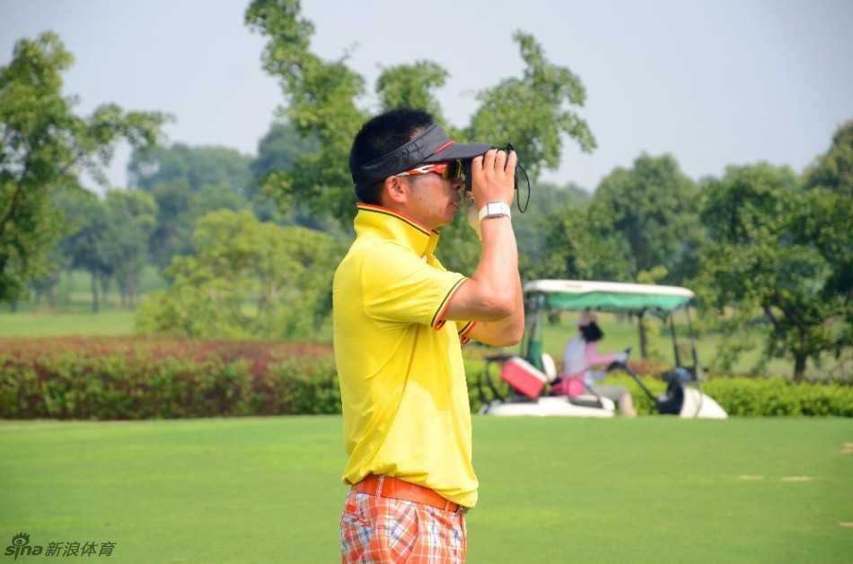 一位女球员在沙坑中沉着应对挑战，她双腿站稳沙中，正专注地进行试挥，展现了在高难度球位下依然稳定的技术与心态。