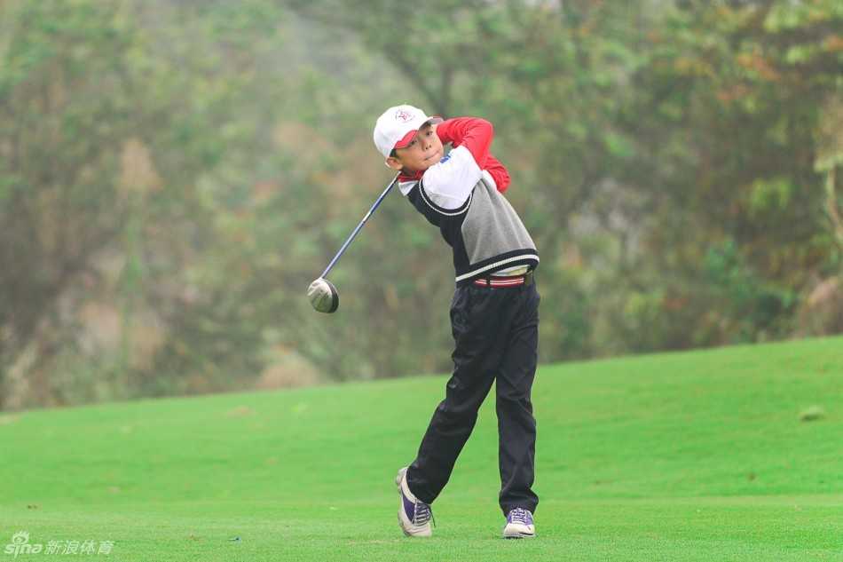 绿茵少年竞锋芒 南沙赛场展风采 比赛结束后,小球员们肩并肩向观众致谢,青春的脸庞上汗水与笑容交织
