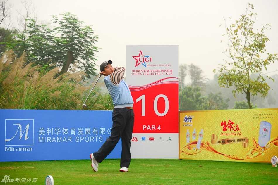 绿茵少年竞锋芒 南沙赛场展风采 守门员飞身扑救瞬间,身体完全舒展,指尖奋力触碰飞向死角的足球