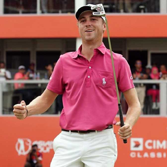 绿茵之上传承与绽放高尔夫世界的温情时刻 贾斯汀·托马斯闭目深情亲吻冠军奖杯,脸上洋溢着梦想实现的纯粹喜悦