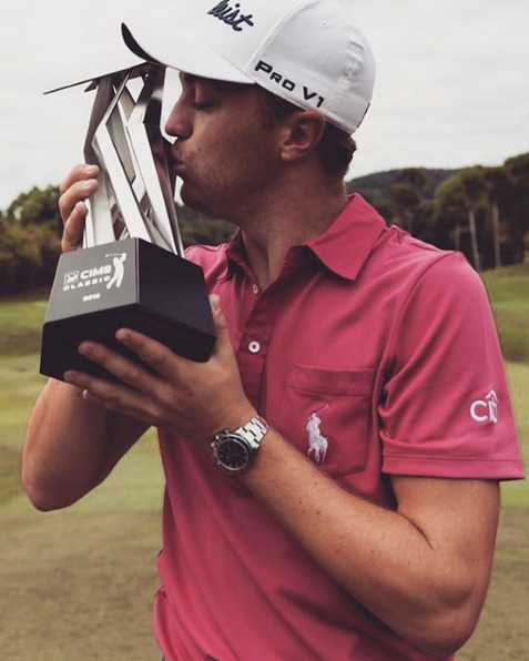 绿茵之上传承与绽放高尔夫世界的温情时刻 简森·戴伊的儿子戴什紧握儿童高尔夫球杆,专注地准备挥杆,萌态十足