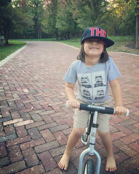 绿茵之上传承与绽放高尔夫世界的温情时刻 澳大利亚选手李旻智在蓝湾大师赛夺冠后,高举奖杯向观众致意,身后是碧海蓝天